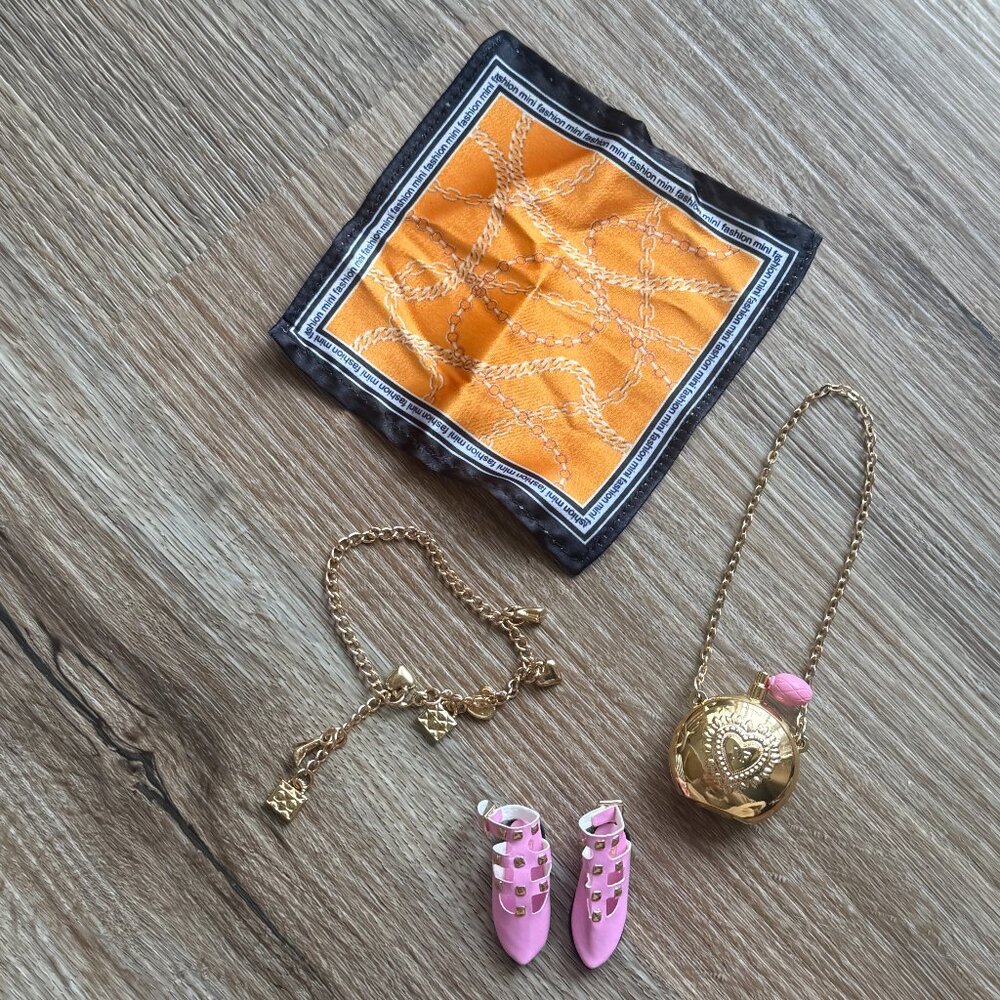 ZURU Mini Fashions Series 3 Gold Metallic Shoulder Bag and Accessories